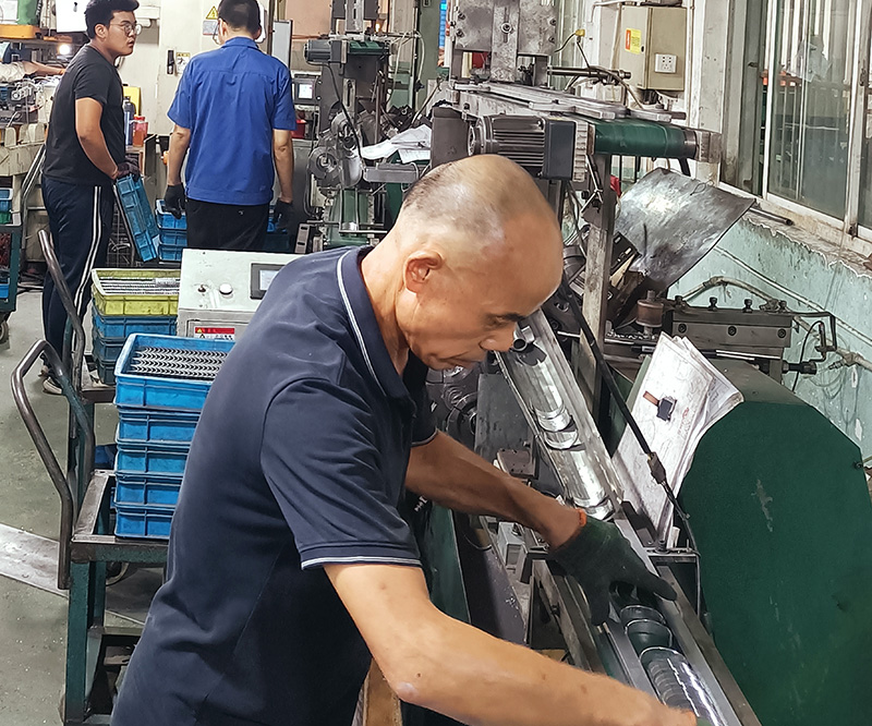 Dafeng Mingyue realiza treinamento de habilidades de segurança para funcionários no processo de chanframento